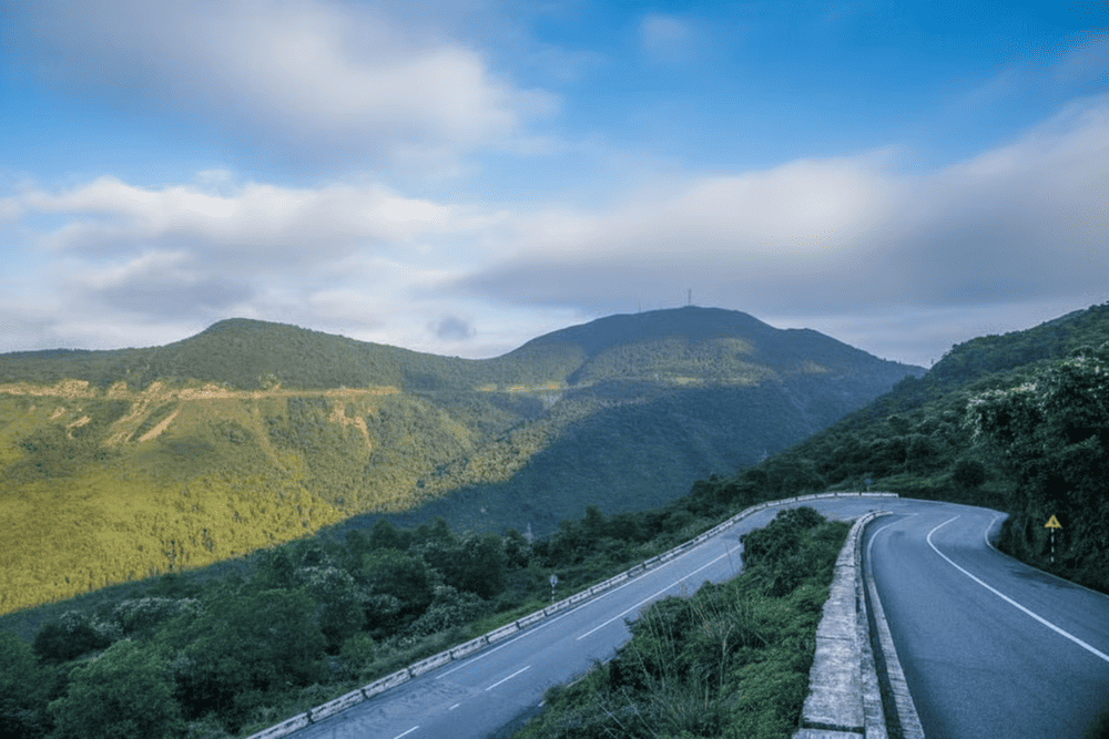 The Panoramic Curve makes Hai Van Pass the most adventurous road in Vietnam (Source: Internet)